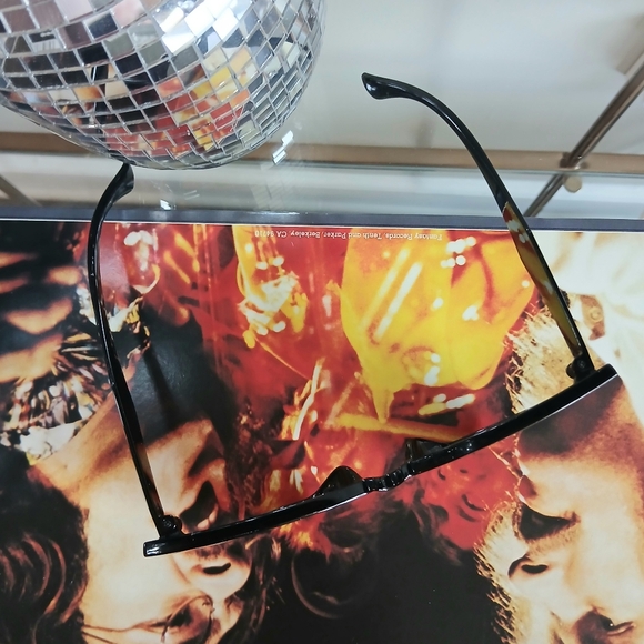 Glamourous Exaggerated Black Cat Eye Sunglasses - Picture 3 of 4